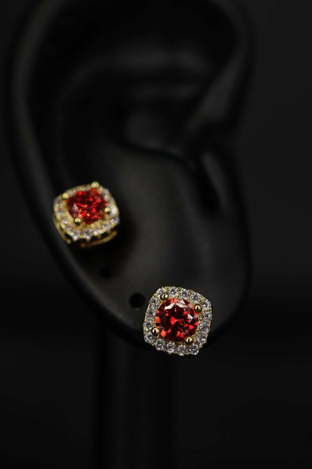 Aretes Box Plata .925 Baño de Oro - Moissanita Red 0.5 ct.