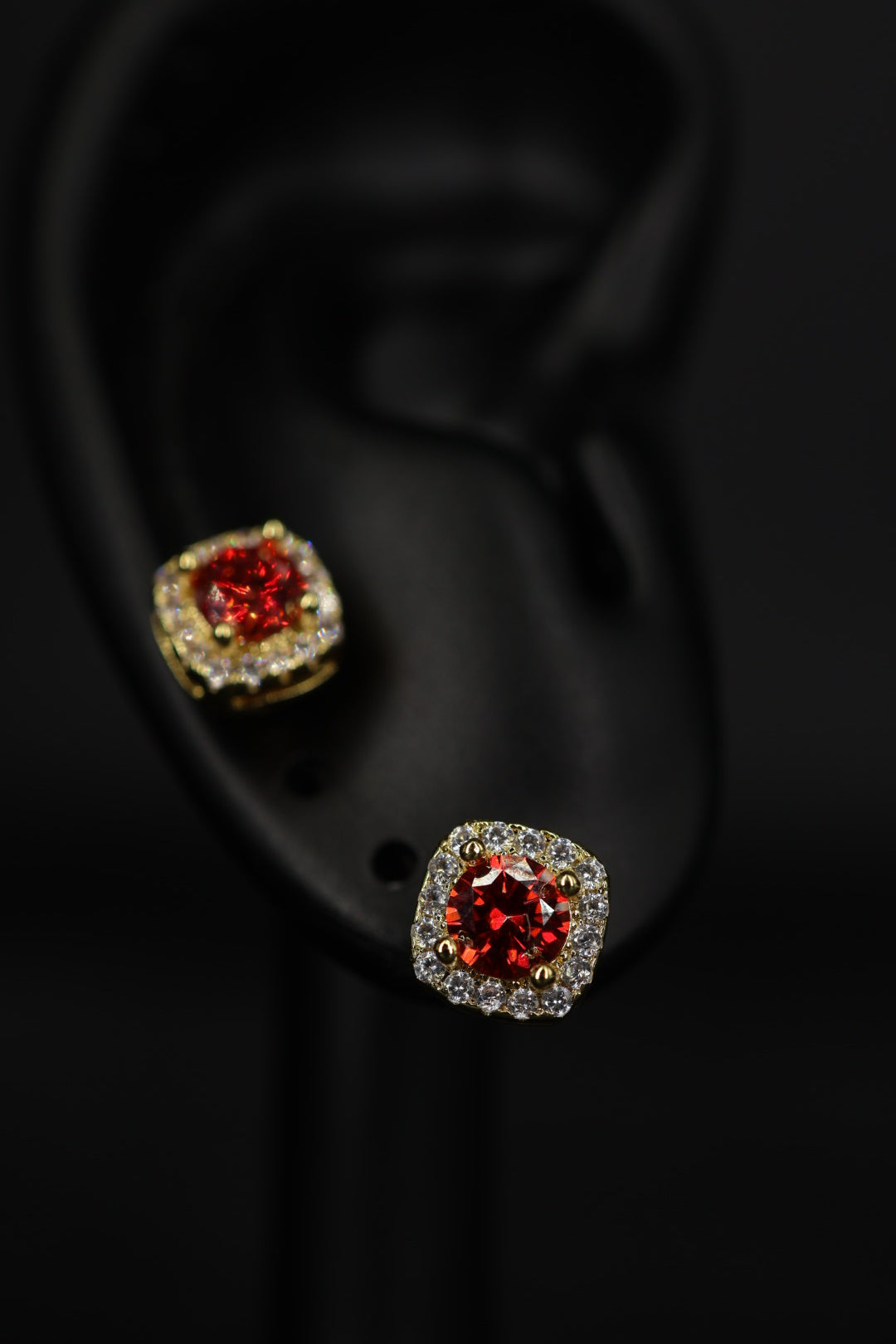 Aretes Box Plata .925 Baño de Oro - Moissanita Red 0.5 ct.