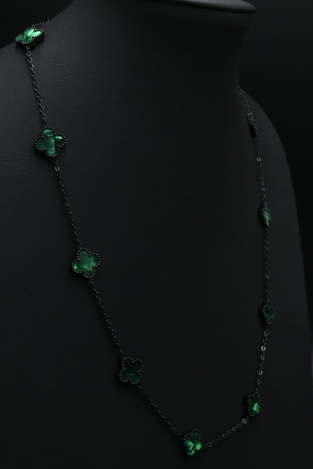 Collar Trébol 13 mm Verde Marmolado. - Negro.