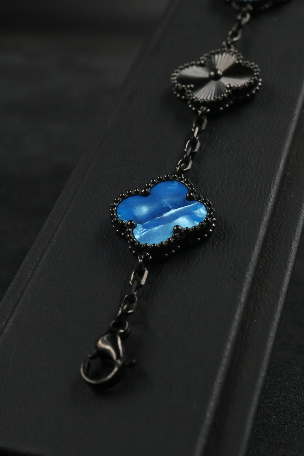 Pulsera Trébol Azul Rey Mármol- Láser Negro.
