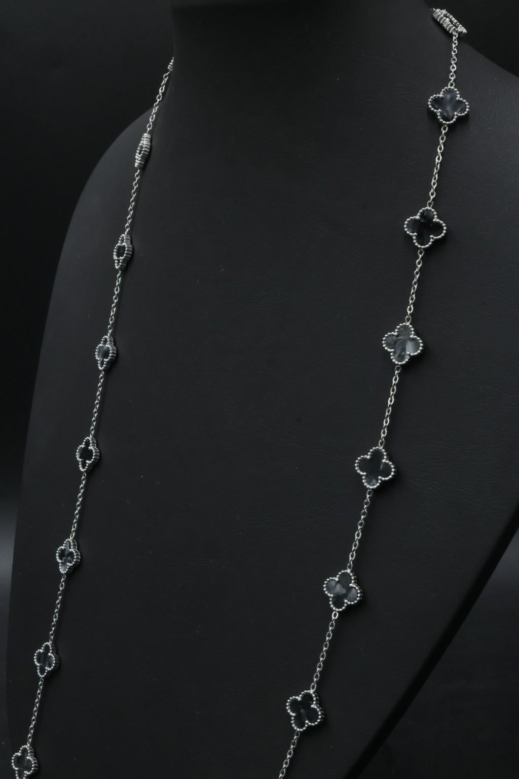 Collar Largo Trébol 13 mm Negro Marmolado. - Plateado.