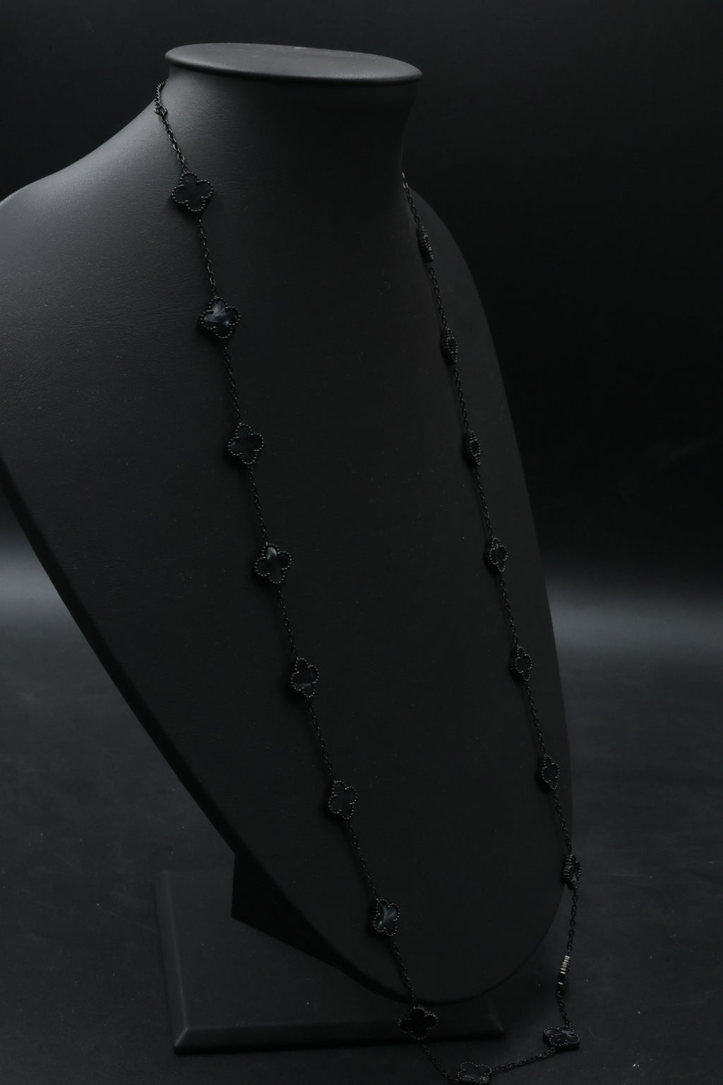 Collar Largo Trébol 13 mm Negro Marmolado. - Negro.