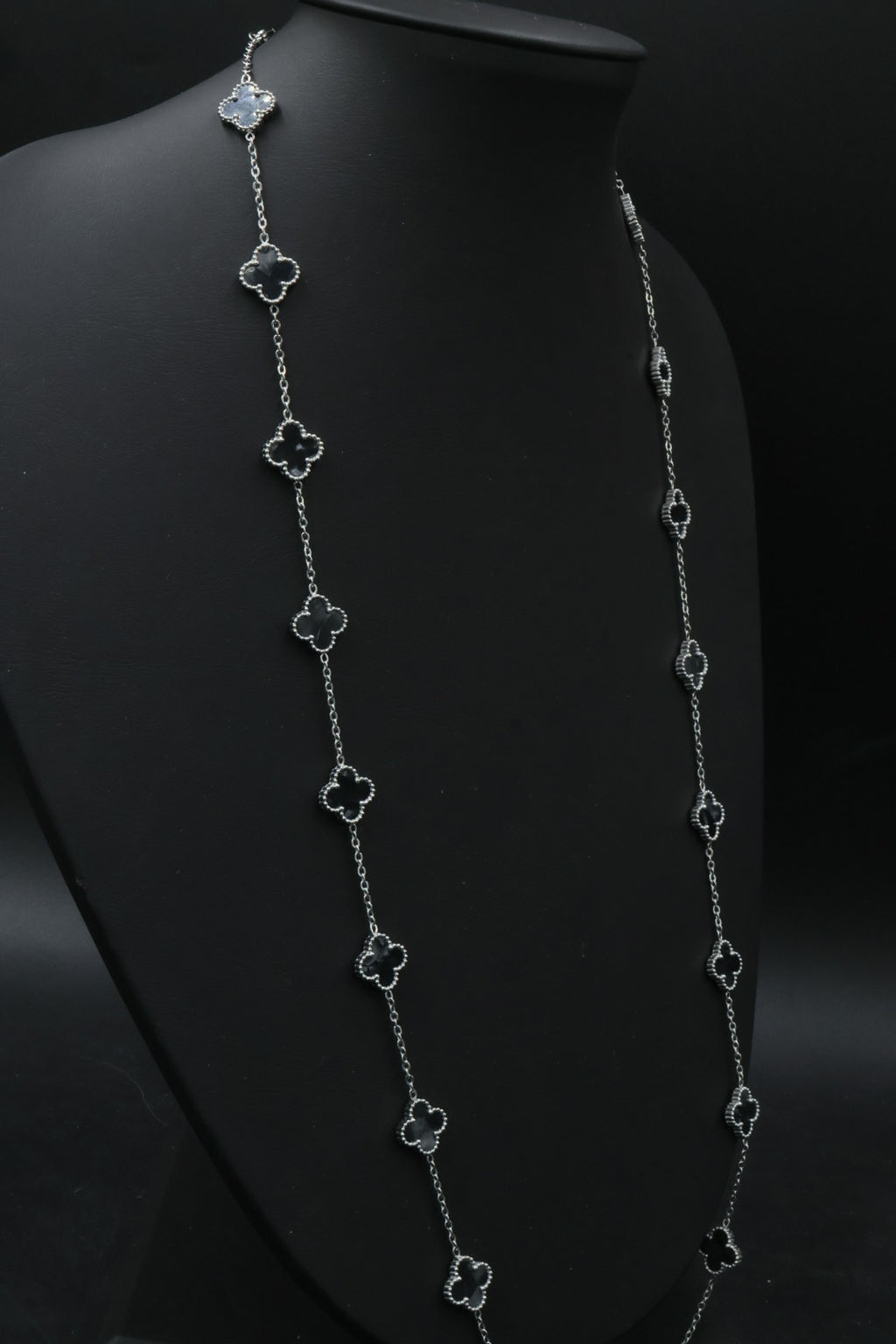 Collar Largo Trébol 13 mm Negro Marmolado. - Plateado.