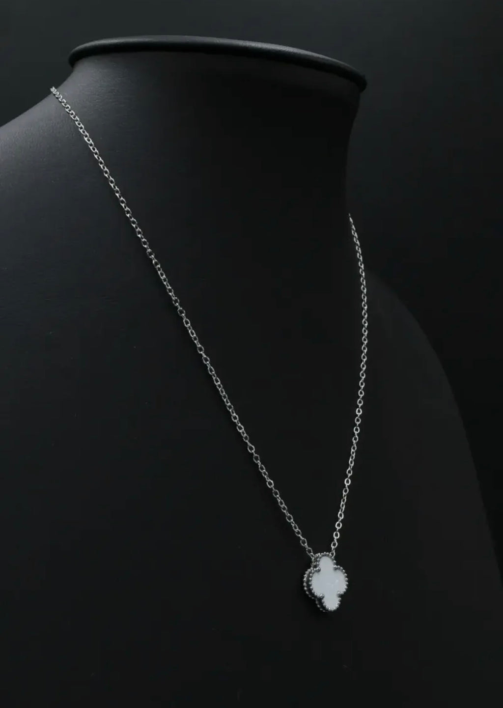 Collar 1 trébol - Plateado / Blanco.