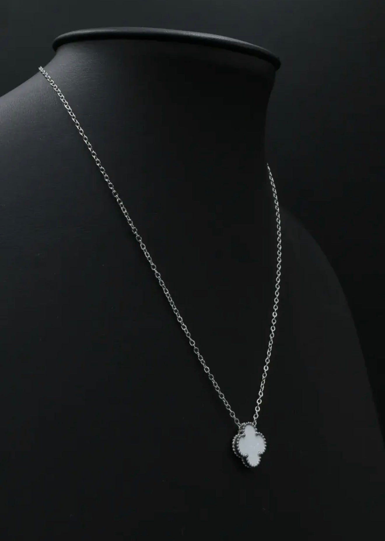 Collar 1 trébol - Plateado / Blanco.