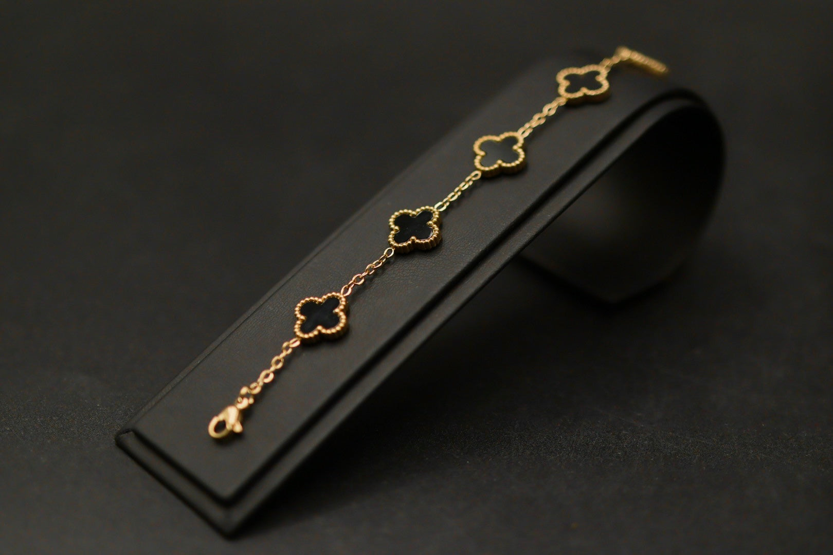 Pulsera Trébol 13 mm Liso Dorado - Negro.