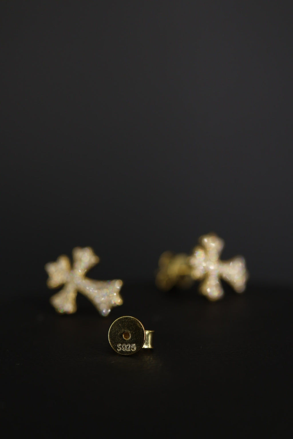 Aretes Cross Plata .925 Baño de Oro - Moissanita D 0.008 ct.