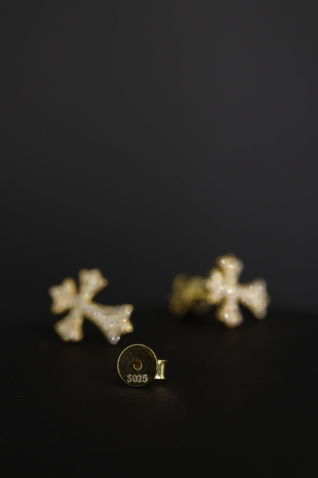 Aretes Cross Plata .925 Baño de Oro - Moissanita D 0.008 ct.