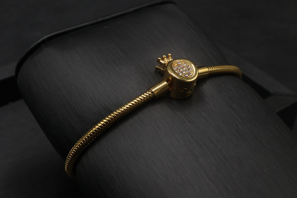 Pulsera dorada tipo Pandora 8.