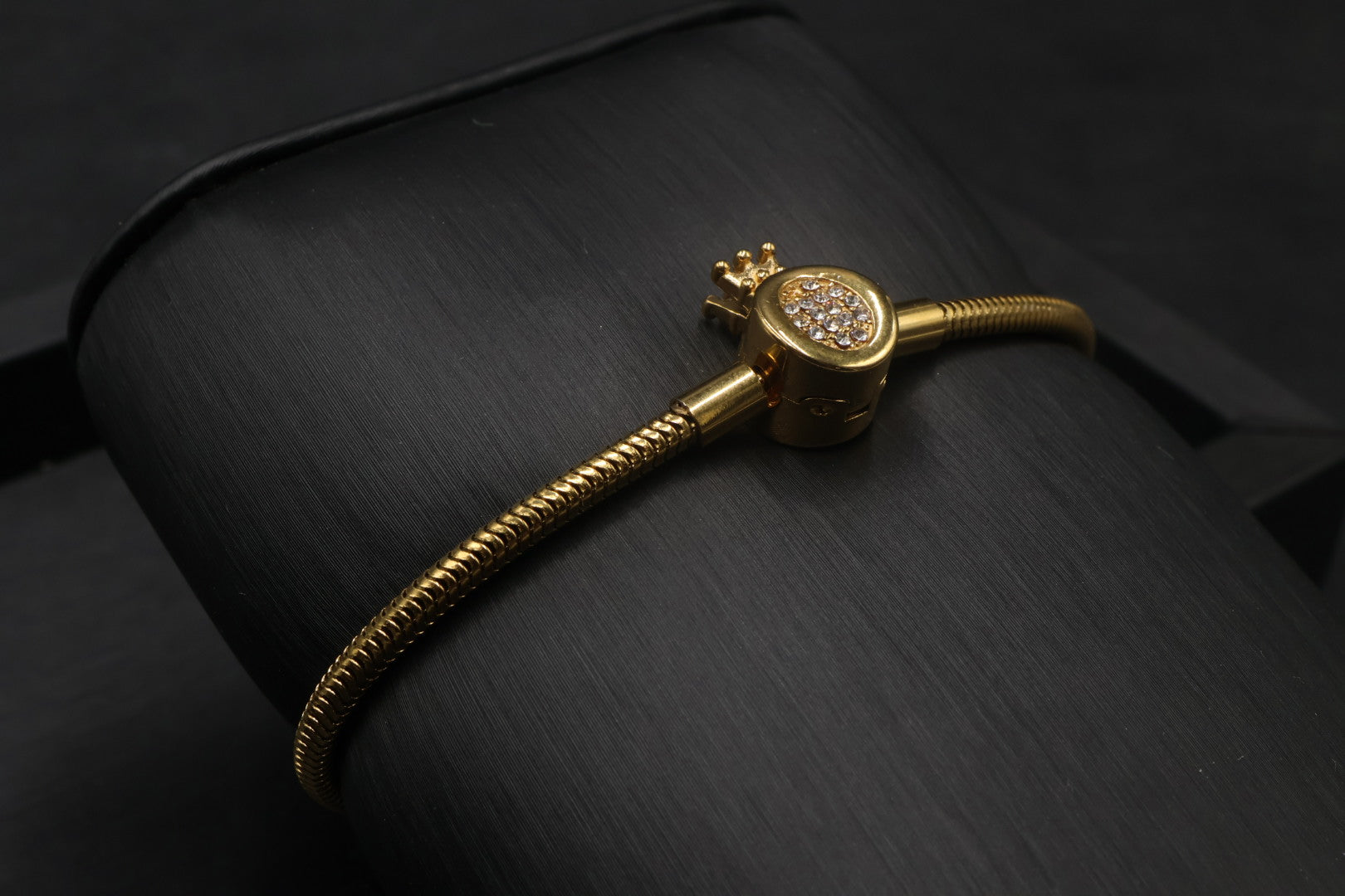 Pulsera dorada tipo Pandora 8.
