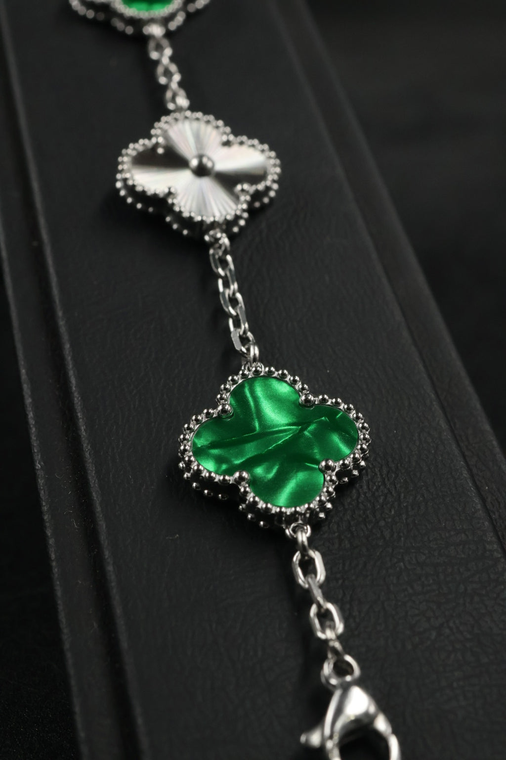 Pulsera Trébol Verde Mármol- Láser Plateado.