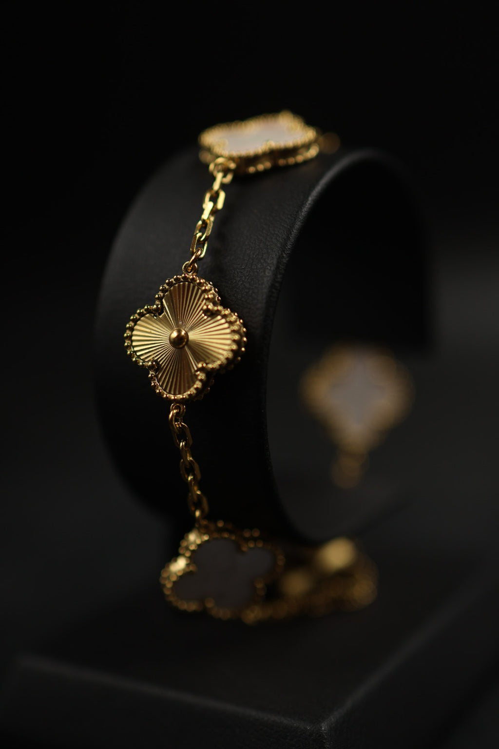 Pulsera Trébol Blanco Tornasol - Láser Dorado.