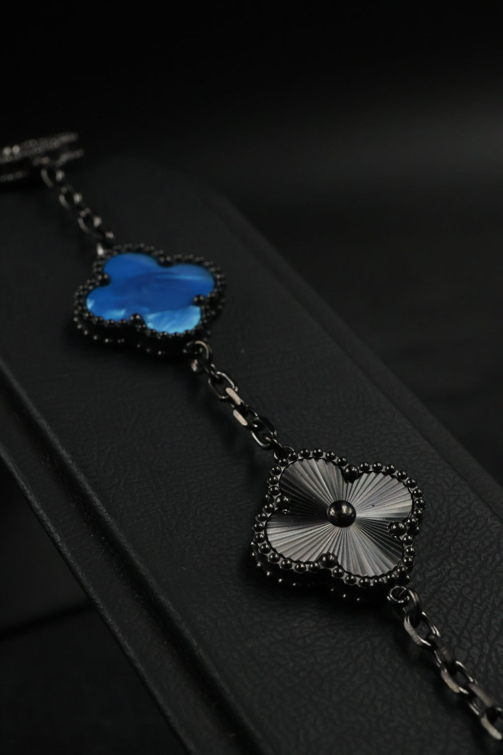 Pulsera Trébol Azul Rey Mármol- Láser Negro.