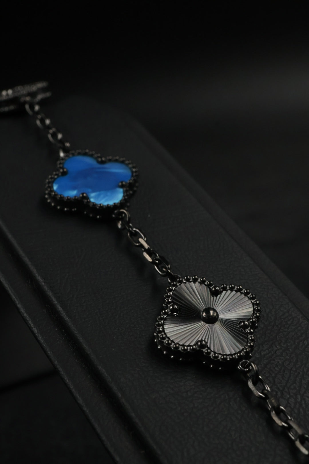 Pulsera Trébol Azul Rey Mármol- Láser Negro.