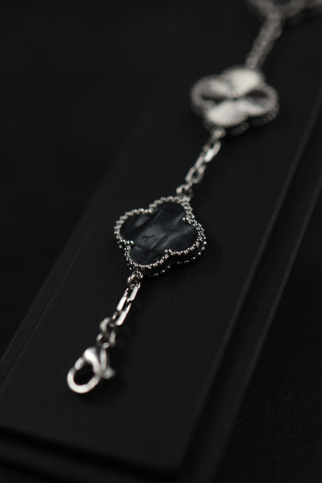 Pulsera Trébol Negro Mármol- Láser Plateado.