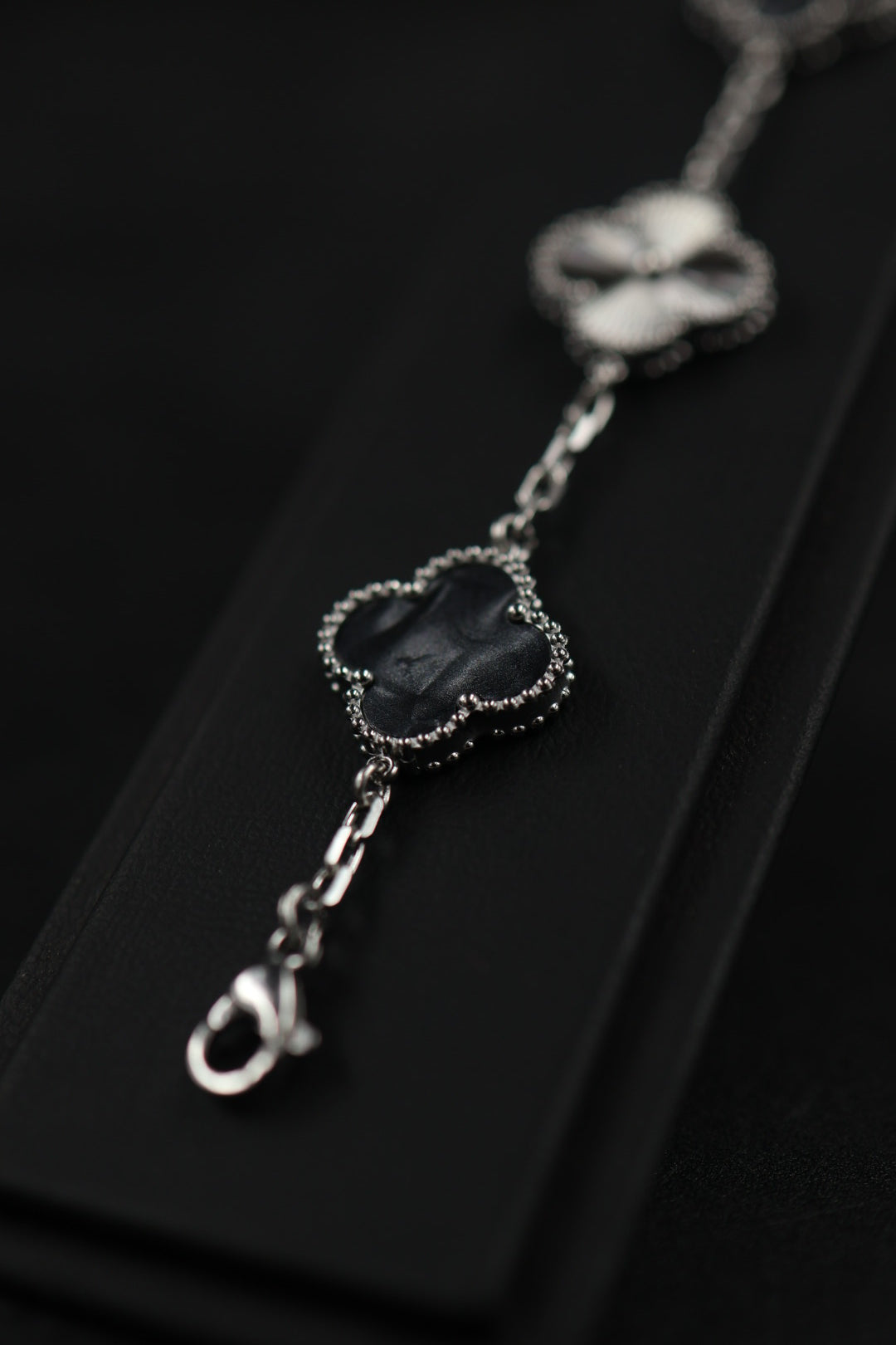 Pulsera Trébol Negro Mármol- Láser Plateado.