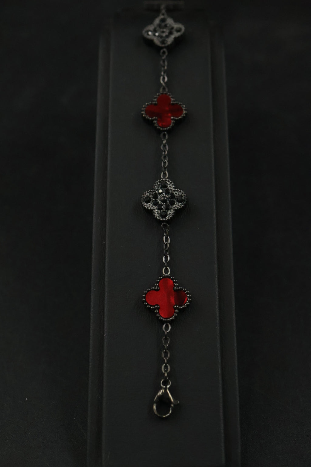 Pulsera Trébol Rojo Mármol- Zirconias Negras.