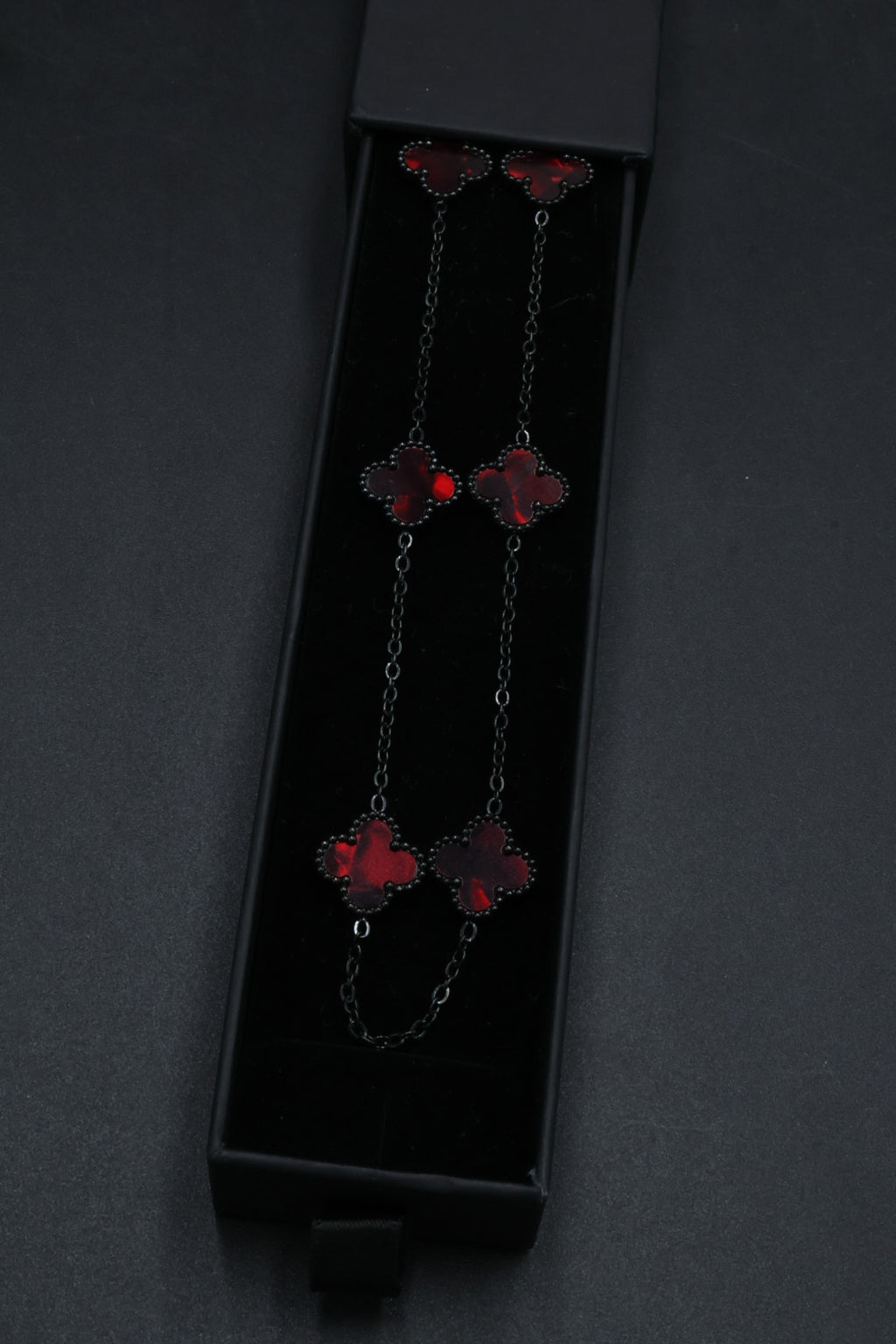 Collar Trébol 13 mm Rojo Marmolado. - Negro.