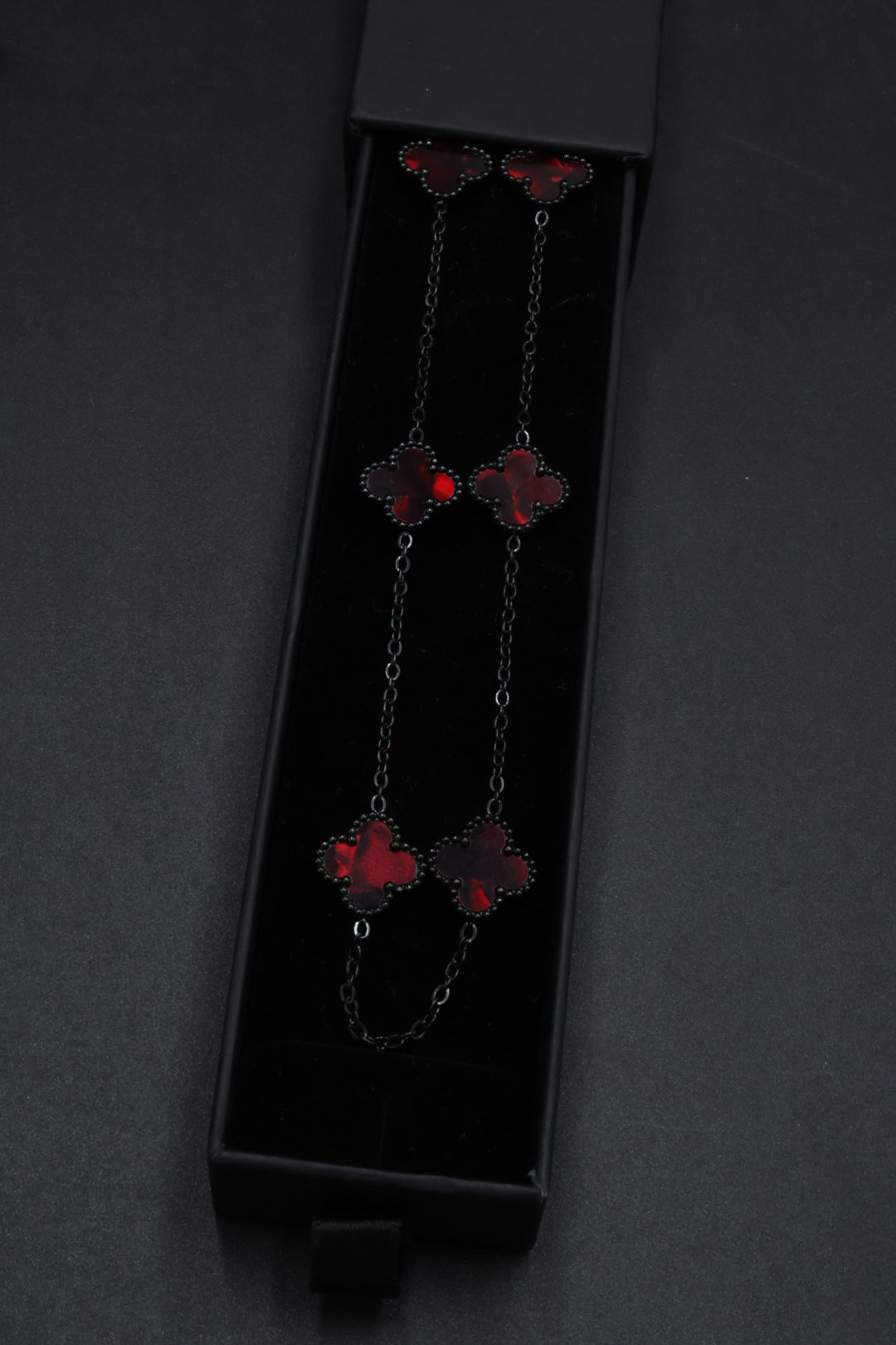 Collar Trébol 13 mm Rojo Marmolado. - Negro.