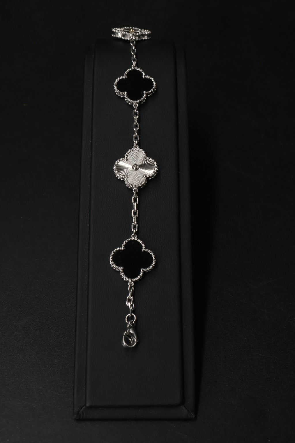 Pulsera Trébol Negro - Láser Plateado.