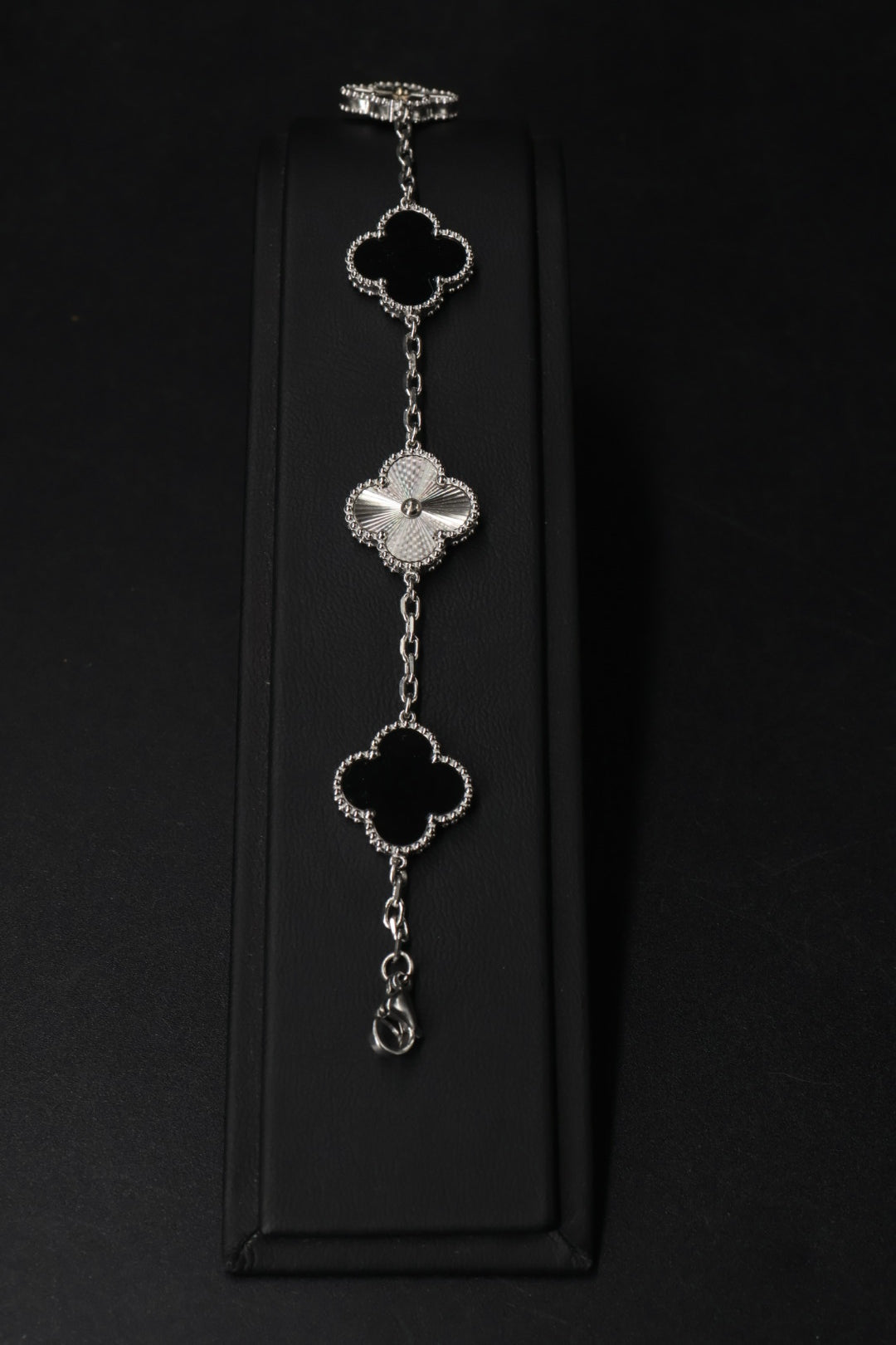 Pulsera Trébol Negro - Láser Plateado.