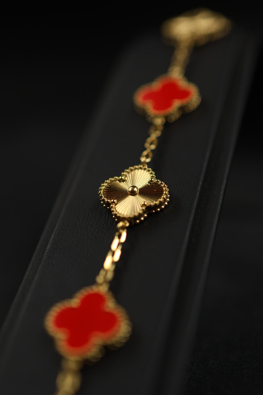 Pulsera Trébol Rojo- Láser Dorado.