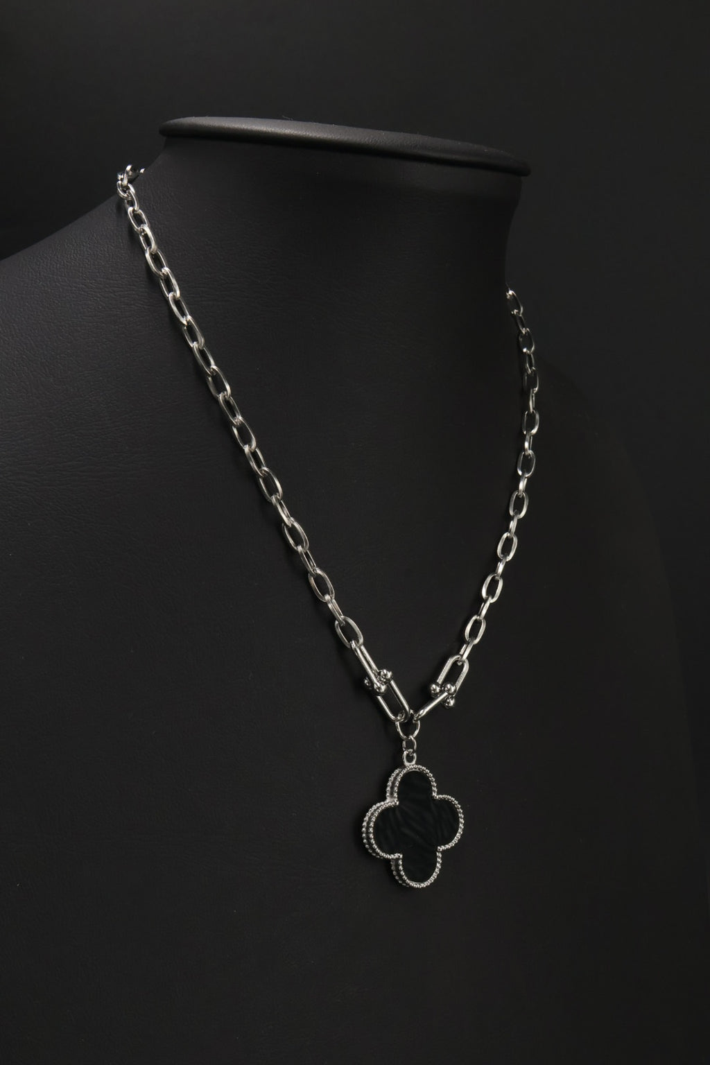 Collar Grande 1 trébol - Plateado / Negro.