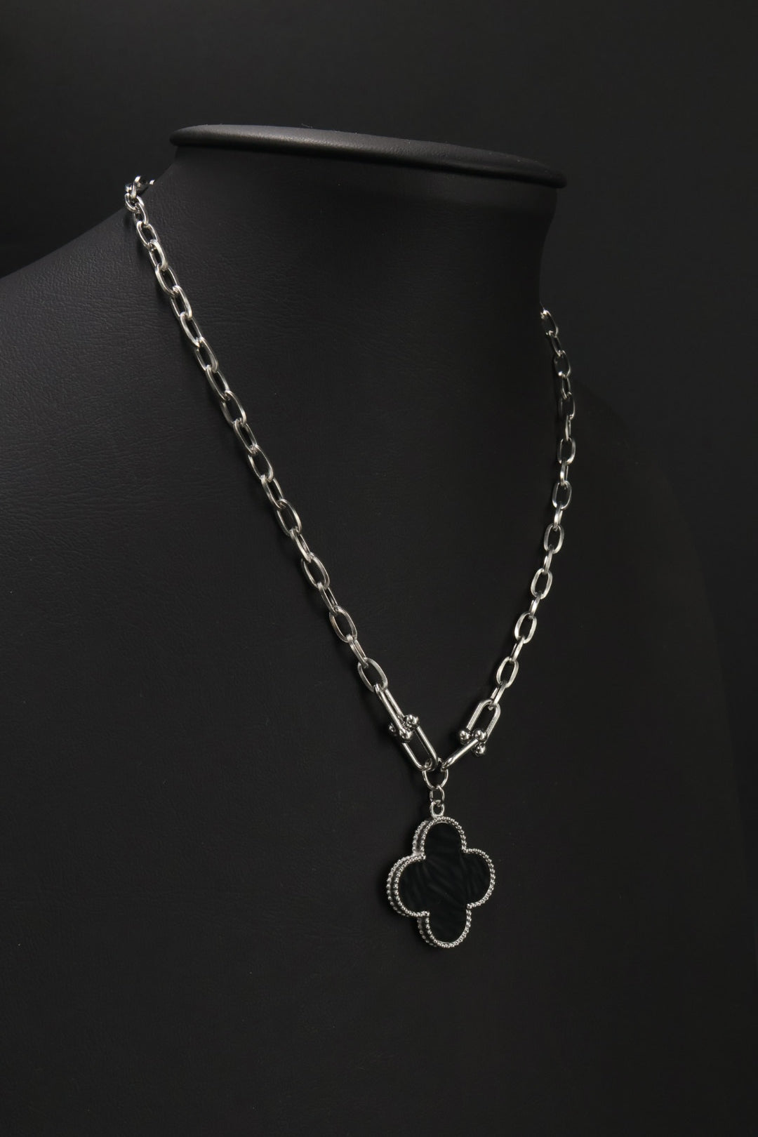 Collar Grande 1 trébol - Plateado / Negro.