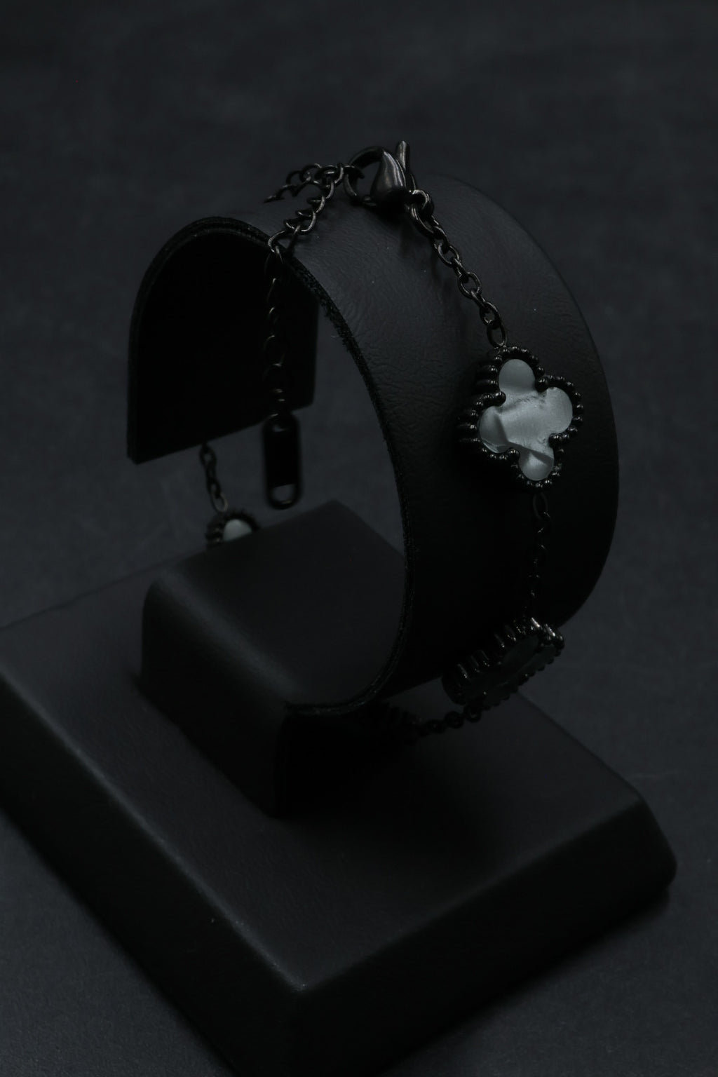 Pulsera Negra Trébol 13 mm Mármol - Blanco.