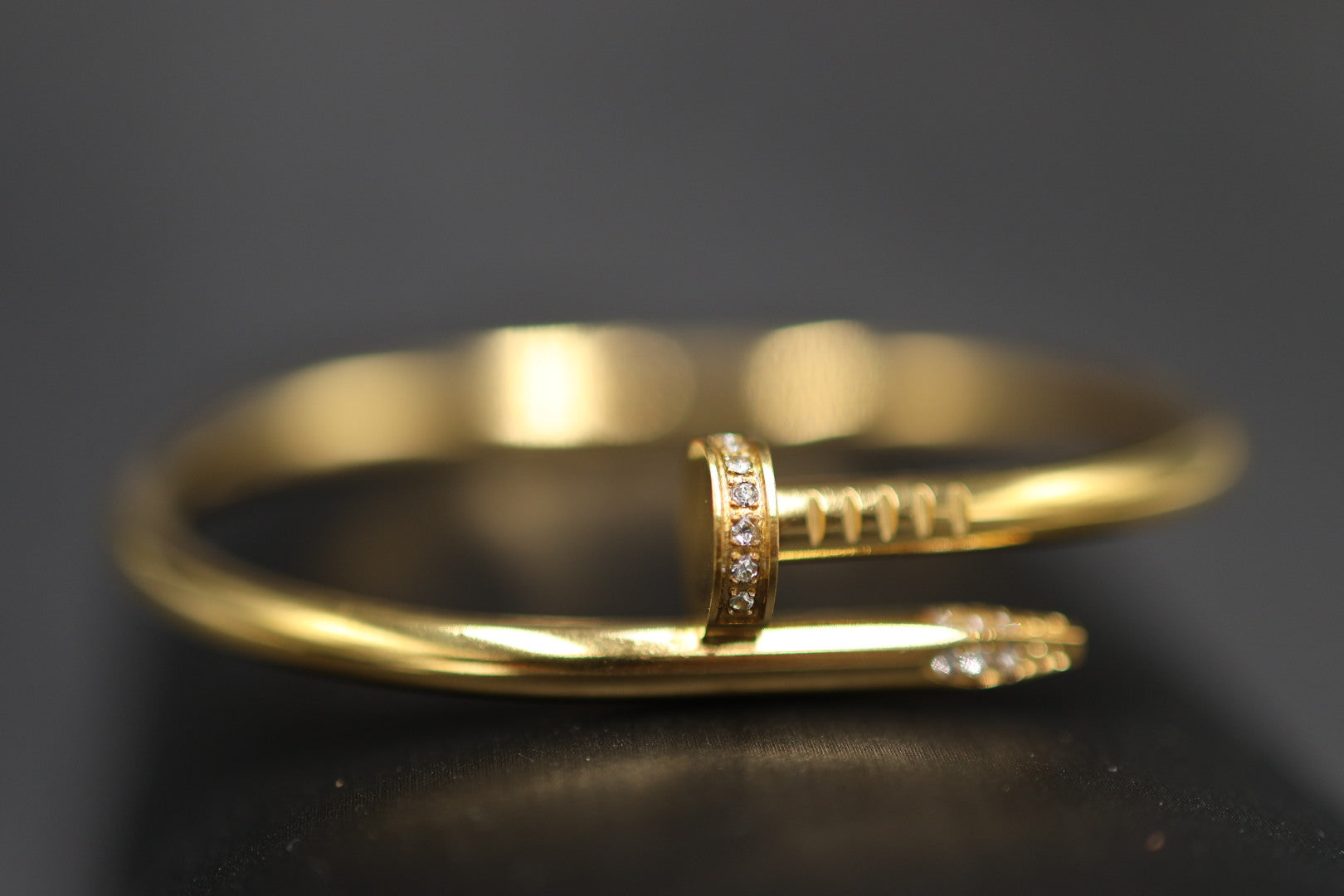 Pulsera Brazalete Clavo Drill - Dorado Zirconias.