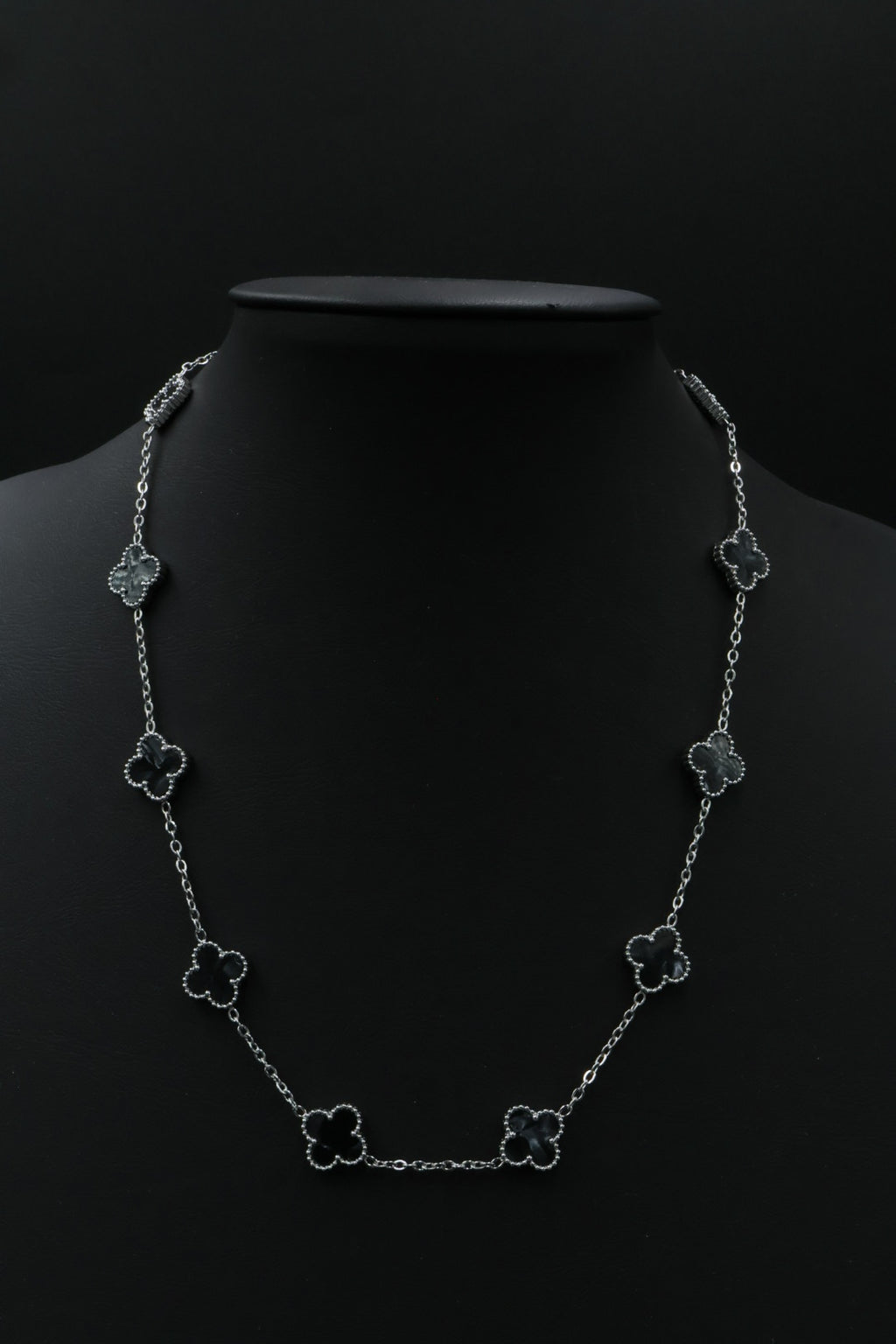 Collar Trébol 13 mm Negro Marmolado. - Plateado. 
