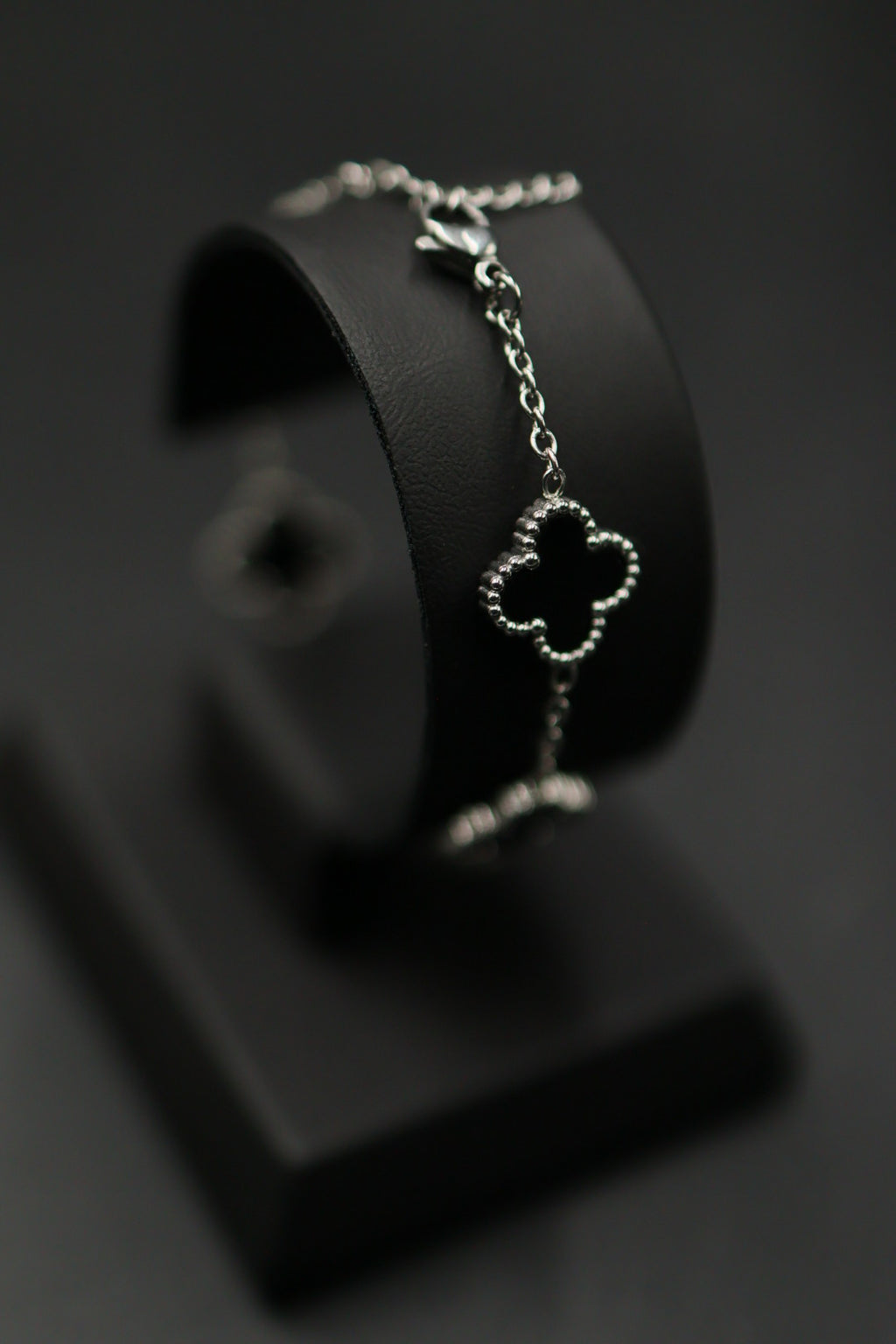 Pulsera Trébol 13 mm Liso Plateado - Negro.