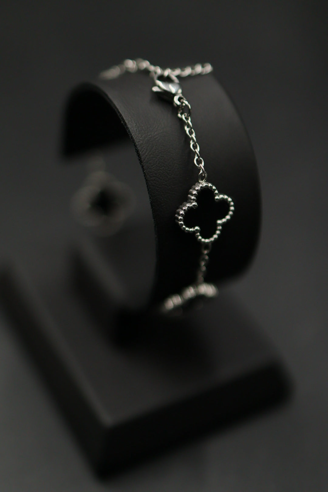 Pulsera Trébol 13 mm Liso Plateado - Negro.