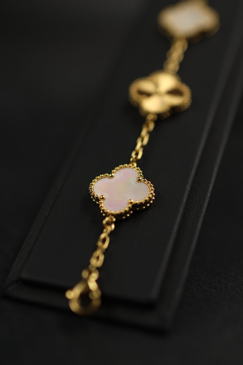 Pulsera Trébol Blanco Tornasol - Láser Dorado.