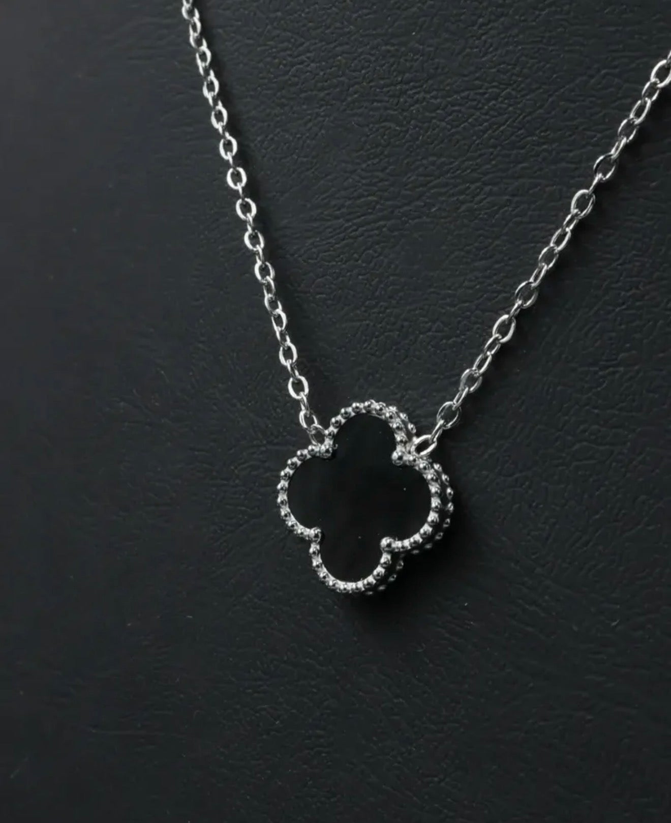Collar 1 trébol - Plateado / Negro.