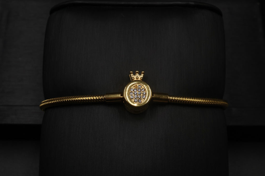 Pulsera dorada tipo Pandora 8.