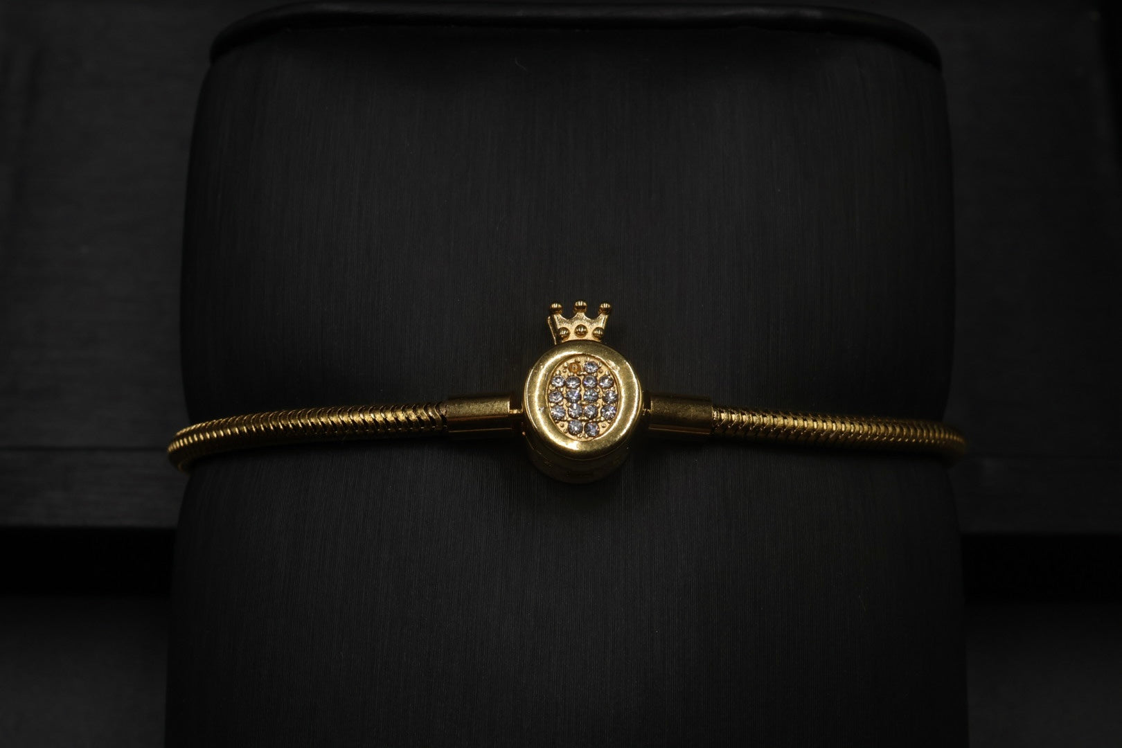 Pulsera dorada tipo Pandora 8.