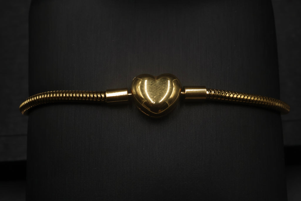 Pulsera dorada tipo Pandora 4.