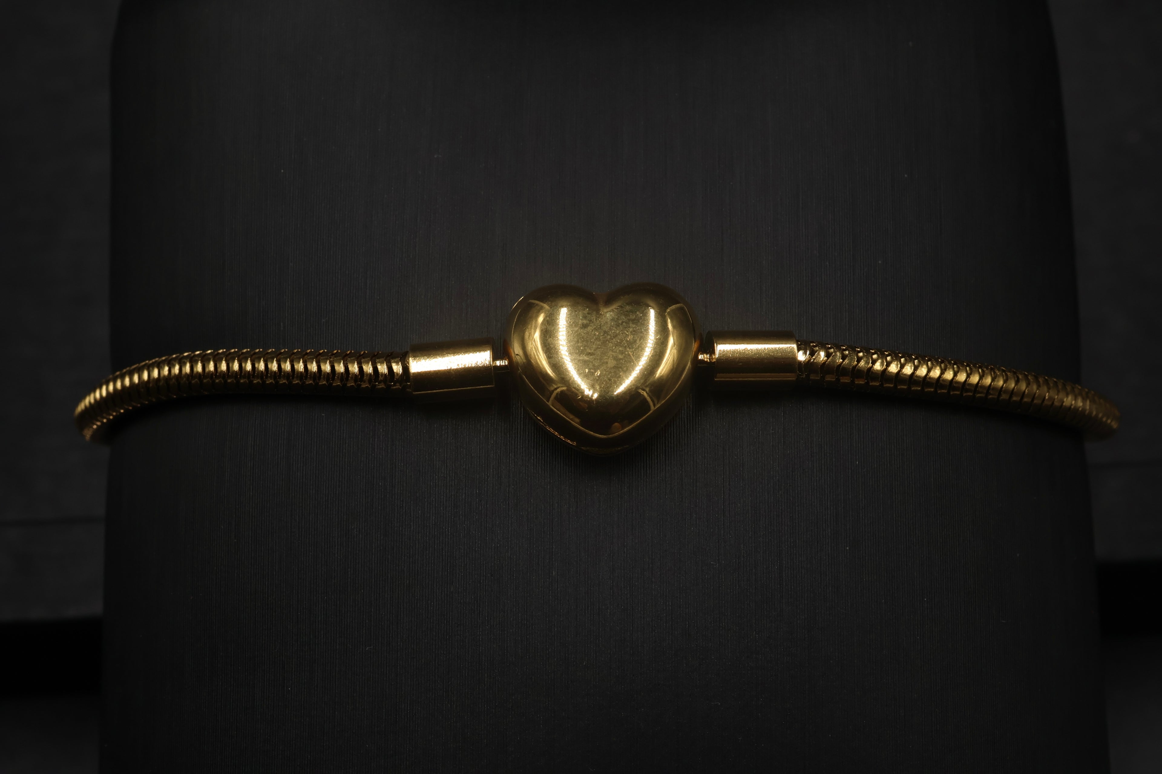 Pulsera dorada tipo Pandora 4.