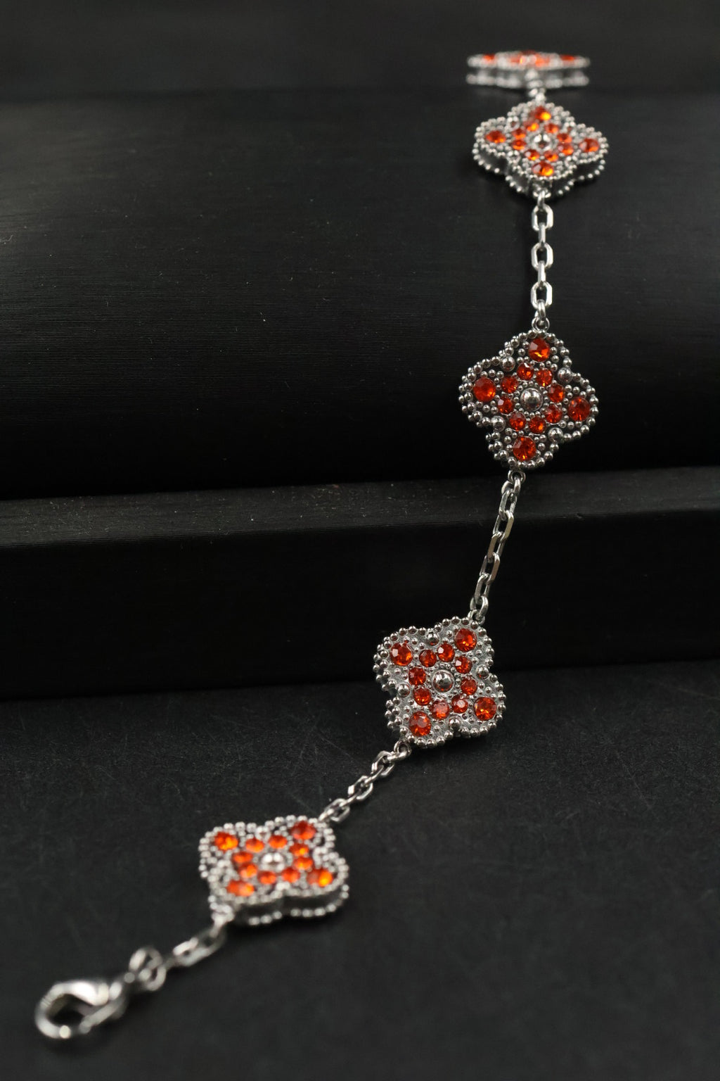 Pulsera Trébol Plateado - Zirconias Naranjas.