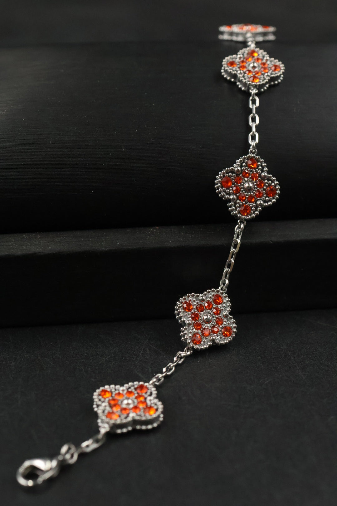 Pulsera Trébol Plateado - Zirconias Naranjas.