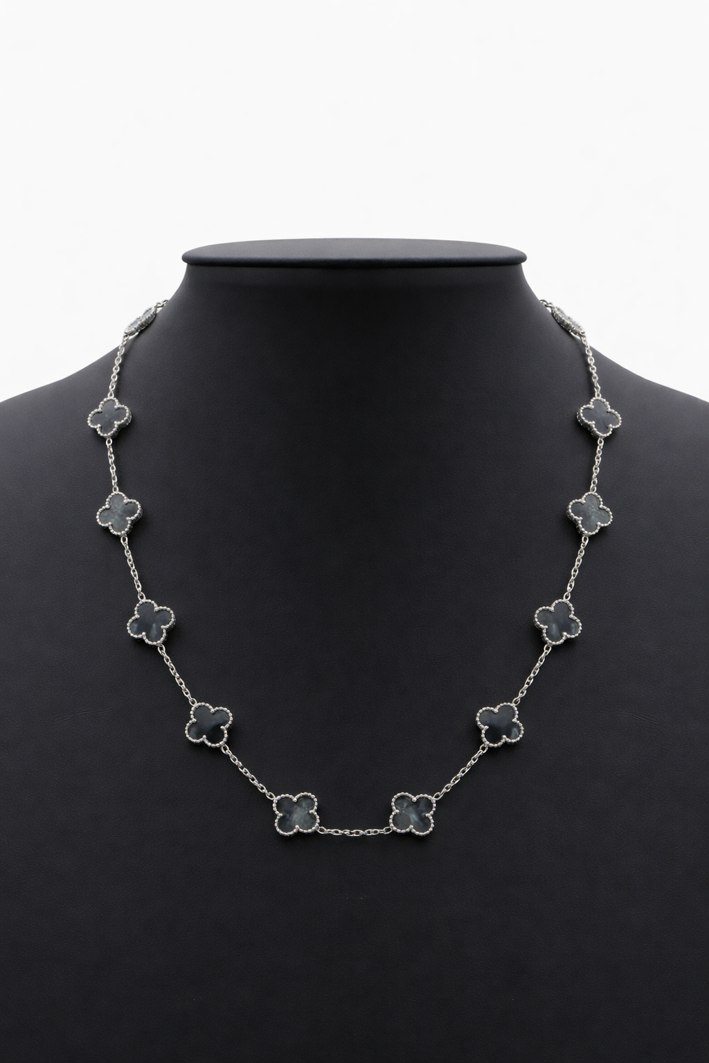 Collar Trébol 13 mm Negro Marmolado. - Plateado. 