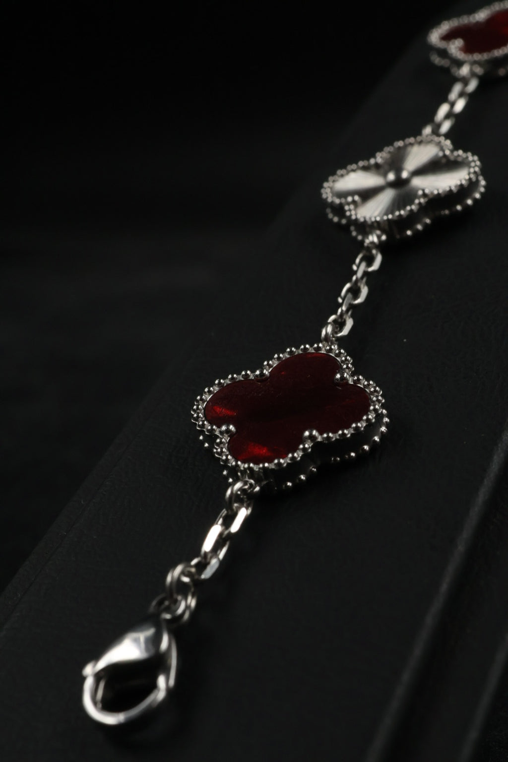 Pulsera Trébol Rojo Mármol- Láser Plateado.