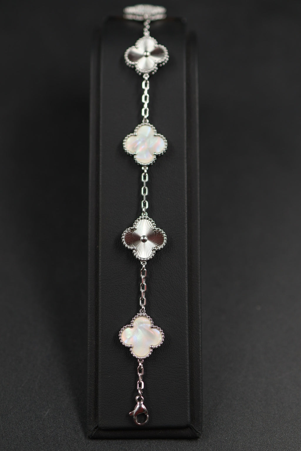 Pulsera Trébol Blanco Tornasol - Láser Plateado.