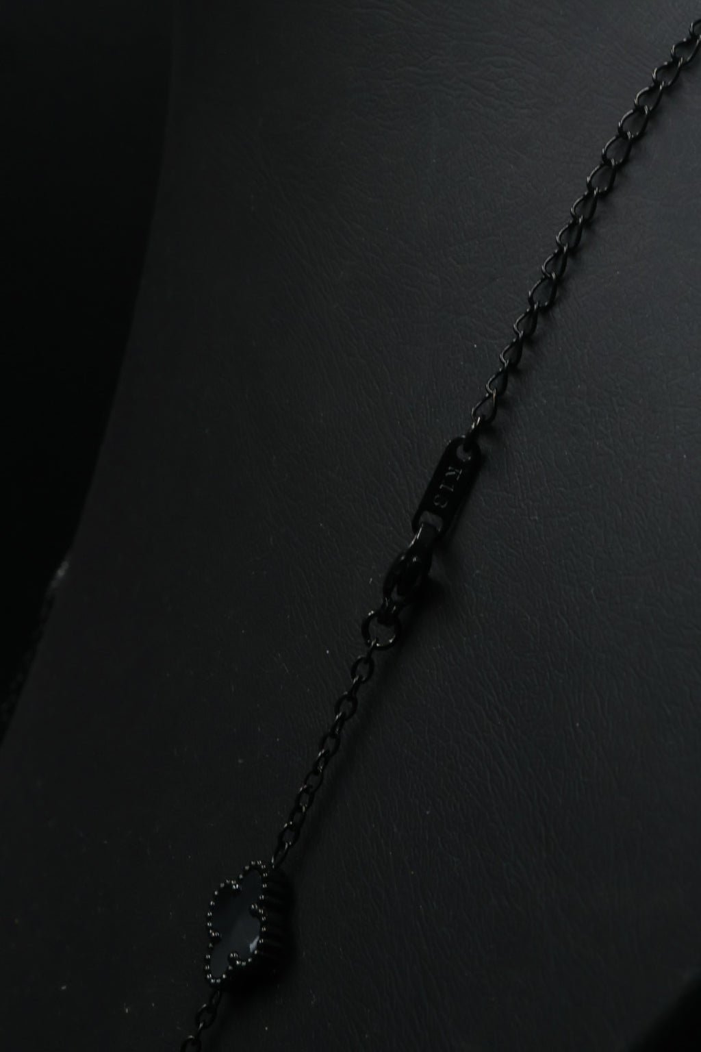 Collar Largo Trébol 13 mm Negro Marmolado. - Negro.