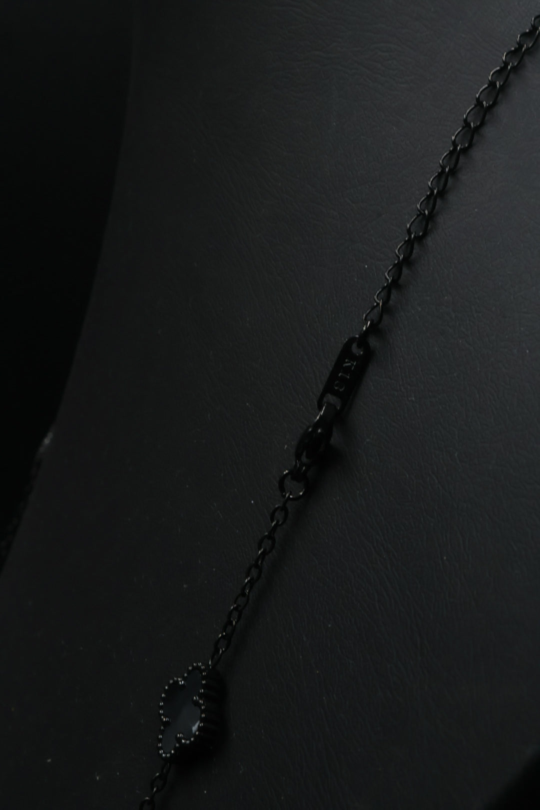 Collar Largo Trébol 13 mm Negro Marmolado. - Negro.