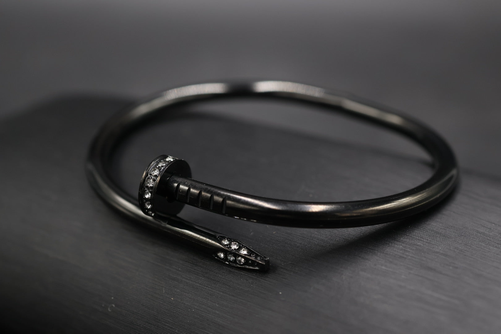 Pulsera Brazalete Clavo Drill - Negro Zirconias.