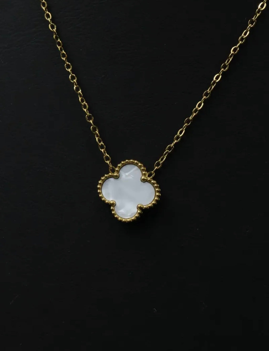 Collar 1 trébol - Dorado / Blanco.
