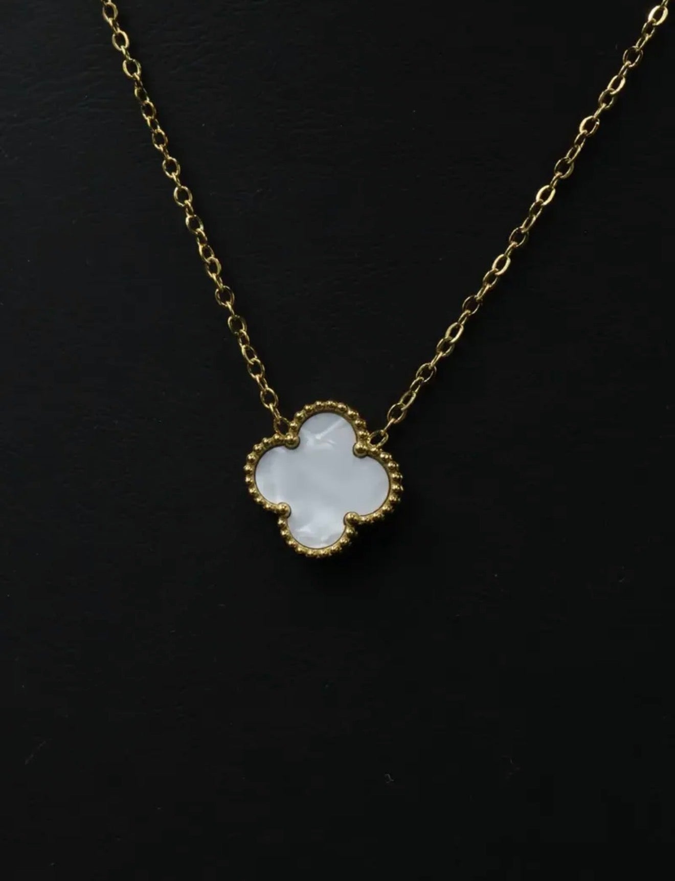 Collar 1 trébol - Dorado / Blanco.