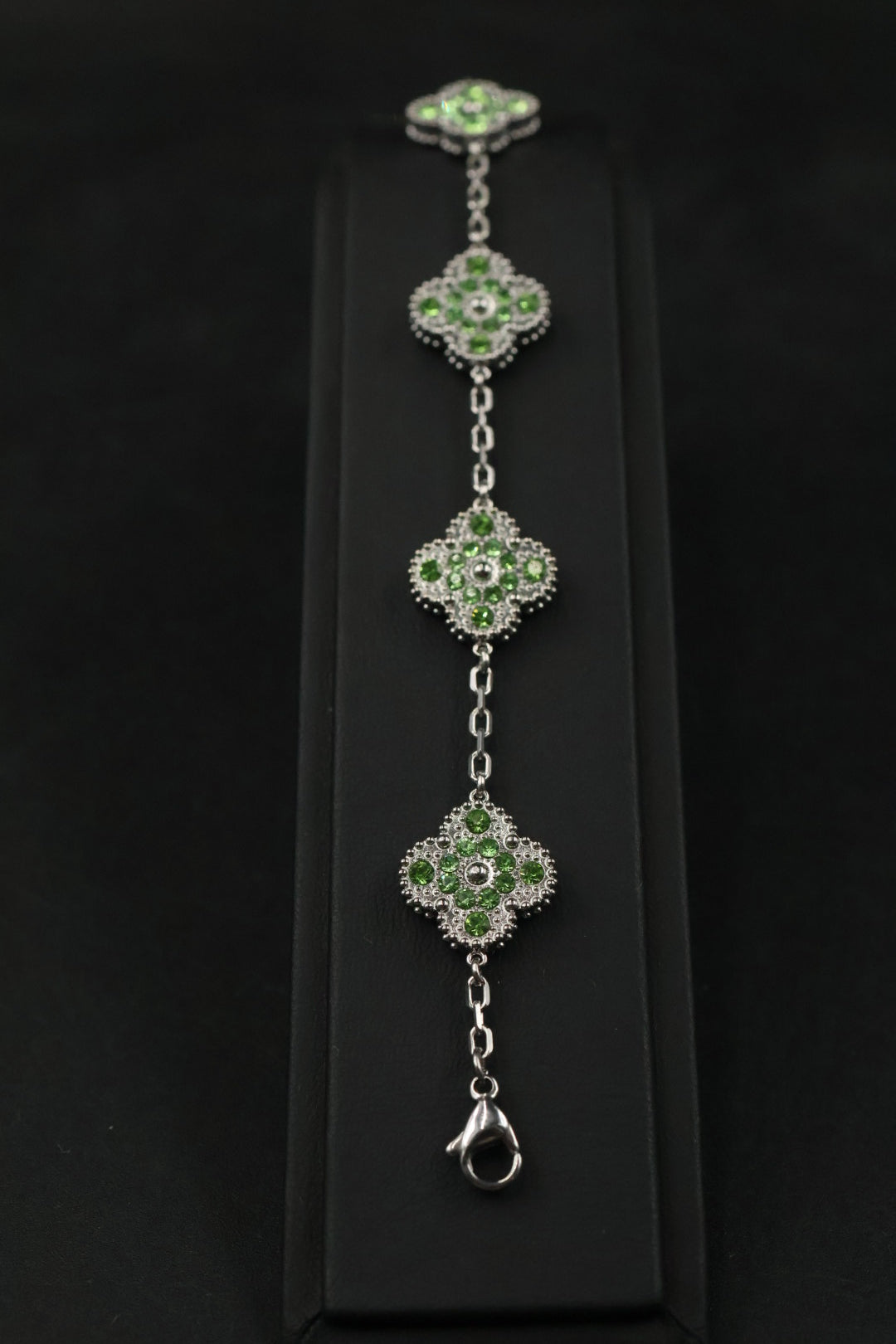 Pulsera Trébol Plateado - Zirconias Verdes.